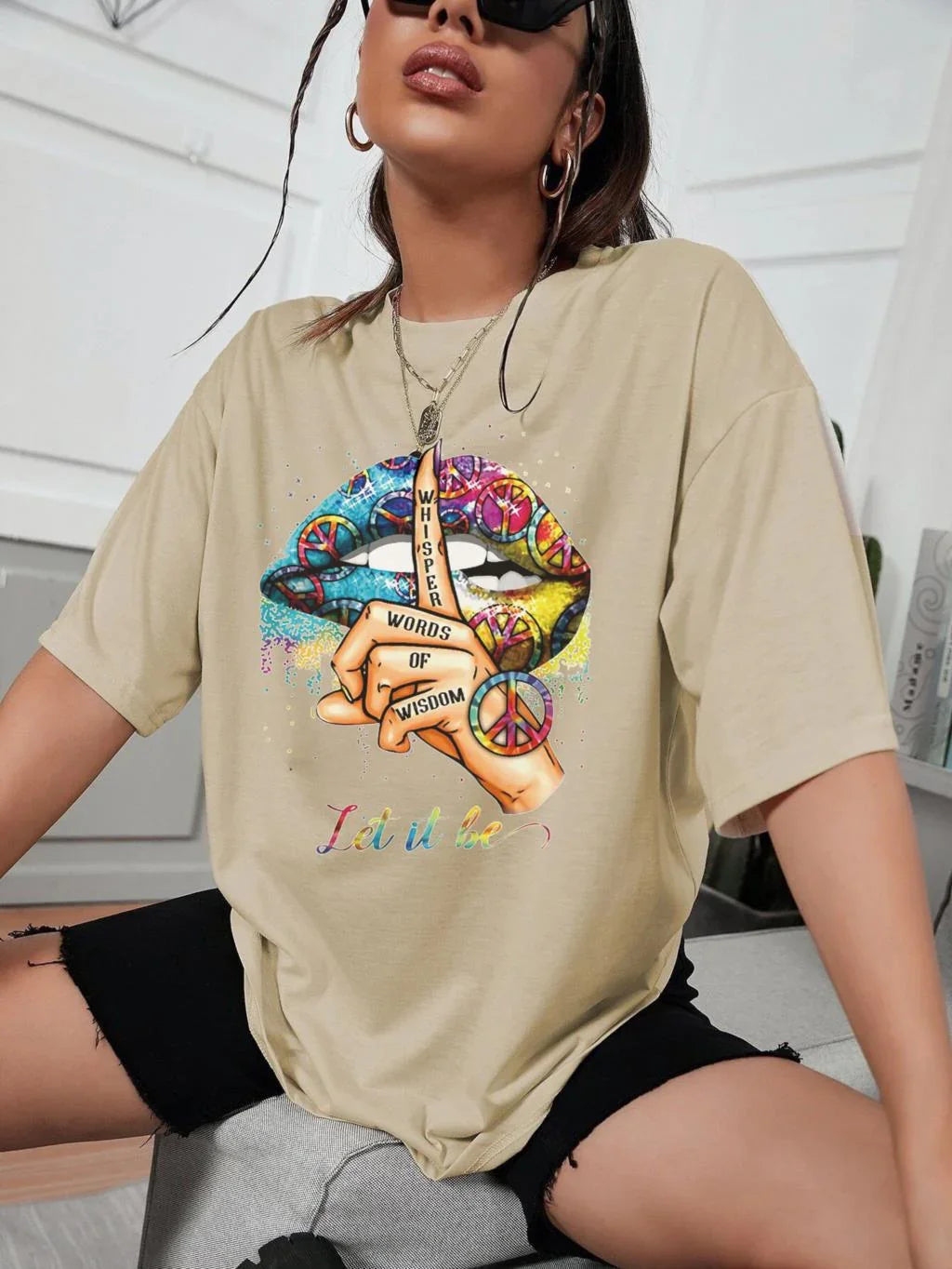 camiseta Feminina Com Estampa Boca Colorida Mão