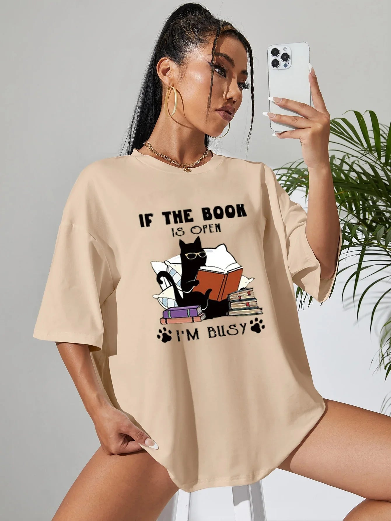 Camiseta Básica Com Estampa Gatinho Preto Lendo Livro
