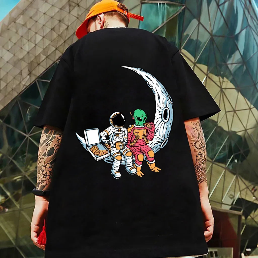 Camiseta básica Com Estampa Meia Lua Astronauta Comendo Pizza