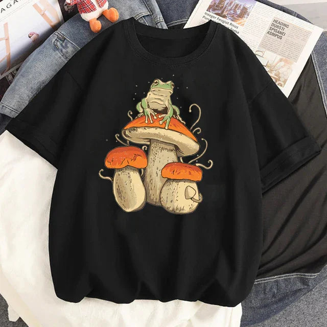 Camiseta básica com estampa sapo em cogumelo - preto