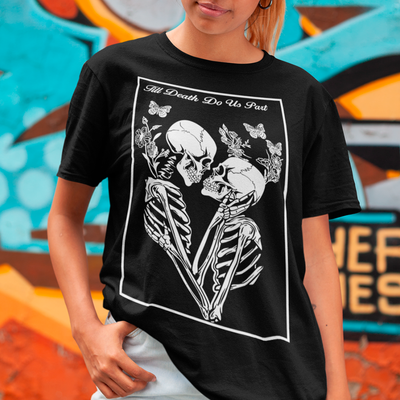 camiseta básica caveiras romanticas- Preto