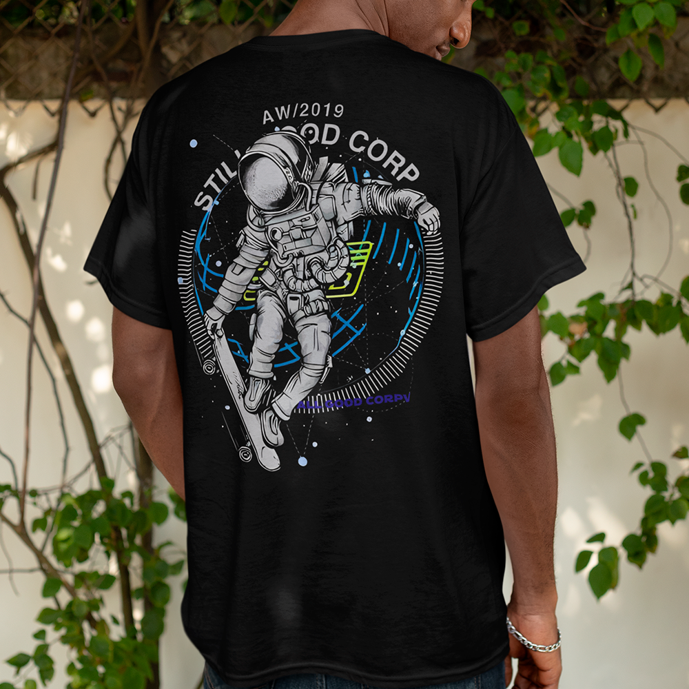 Camiseta Básica Algodão Astronauta Andando de Skate- Preto