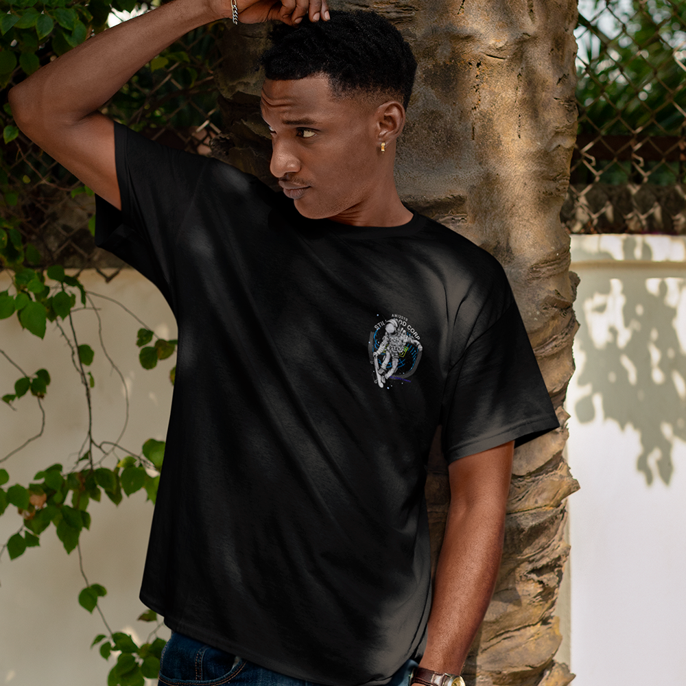 Camiseta Básica Algodão Astronauta Andando de Skate- Preto