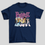 camiseta básica azul marinho estampa bratz boneca 