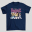 camiseta básica azul marinho estampa bratz boneca 