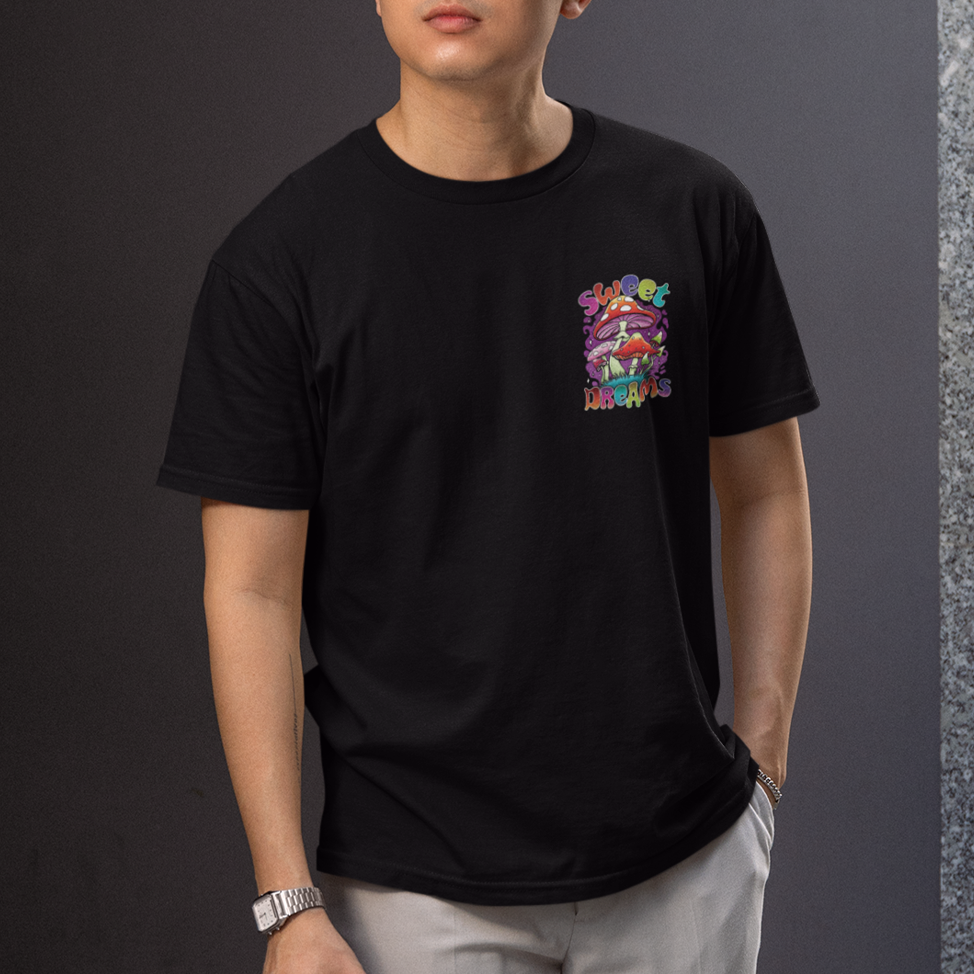 Camiseta Básica Preta Sweet Dreams Cogumelos Mágicos