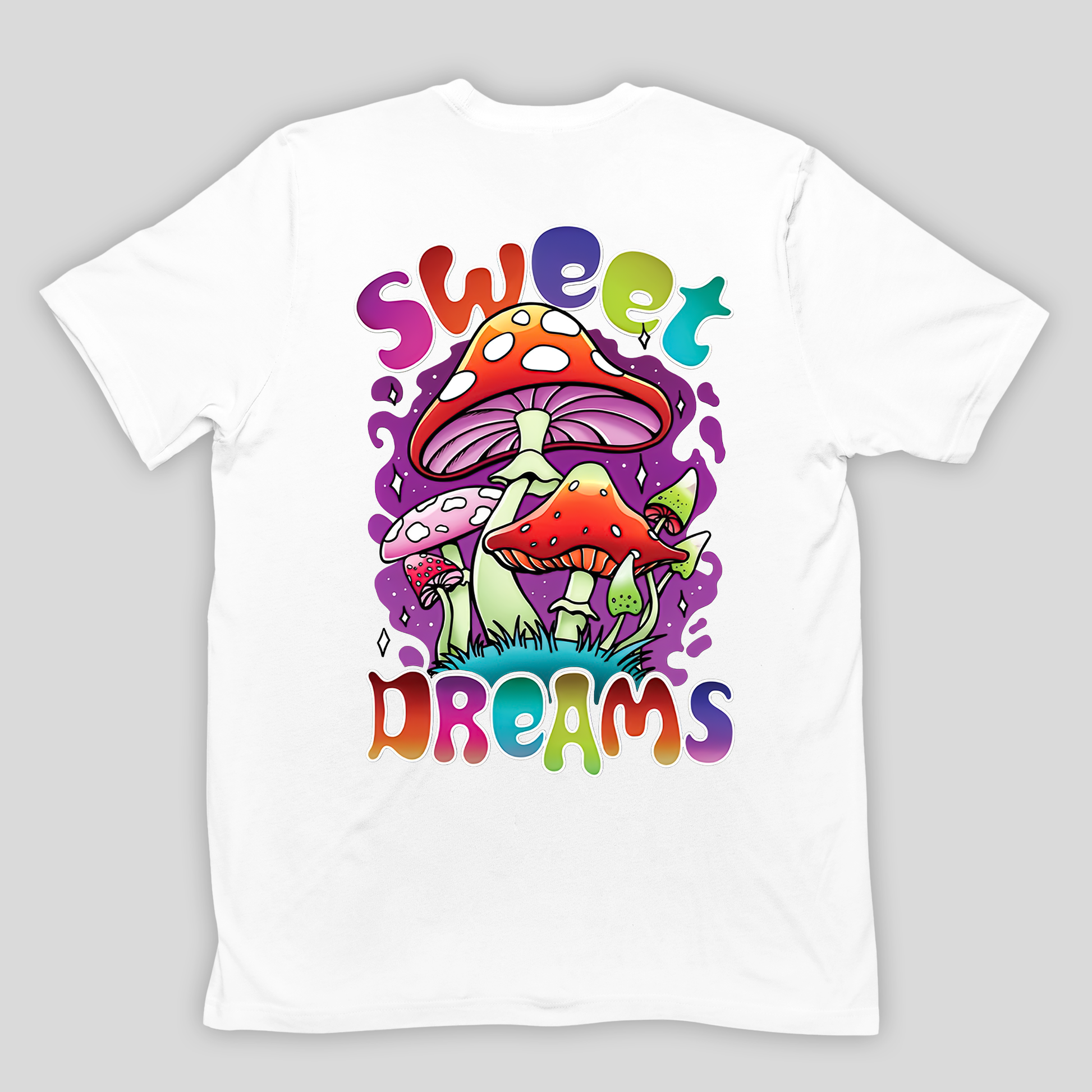 Camiseta Básica Branca Sweet Dreams Cogumelos Mágicos