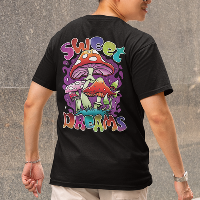 Camiseta Básica Preta Sweet Dreams Cogumelos Mágicos
