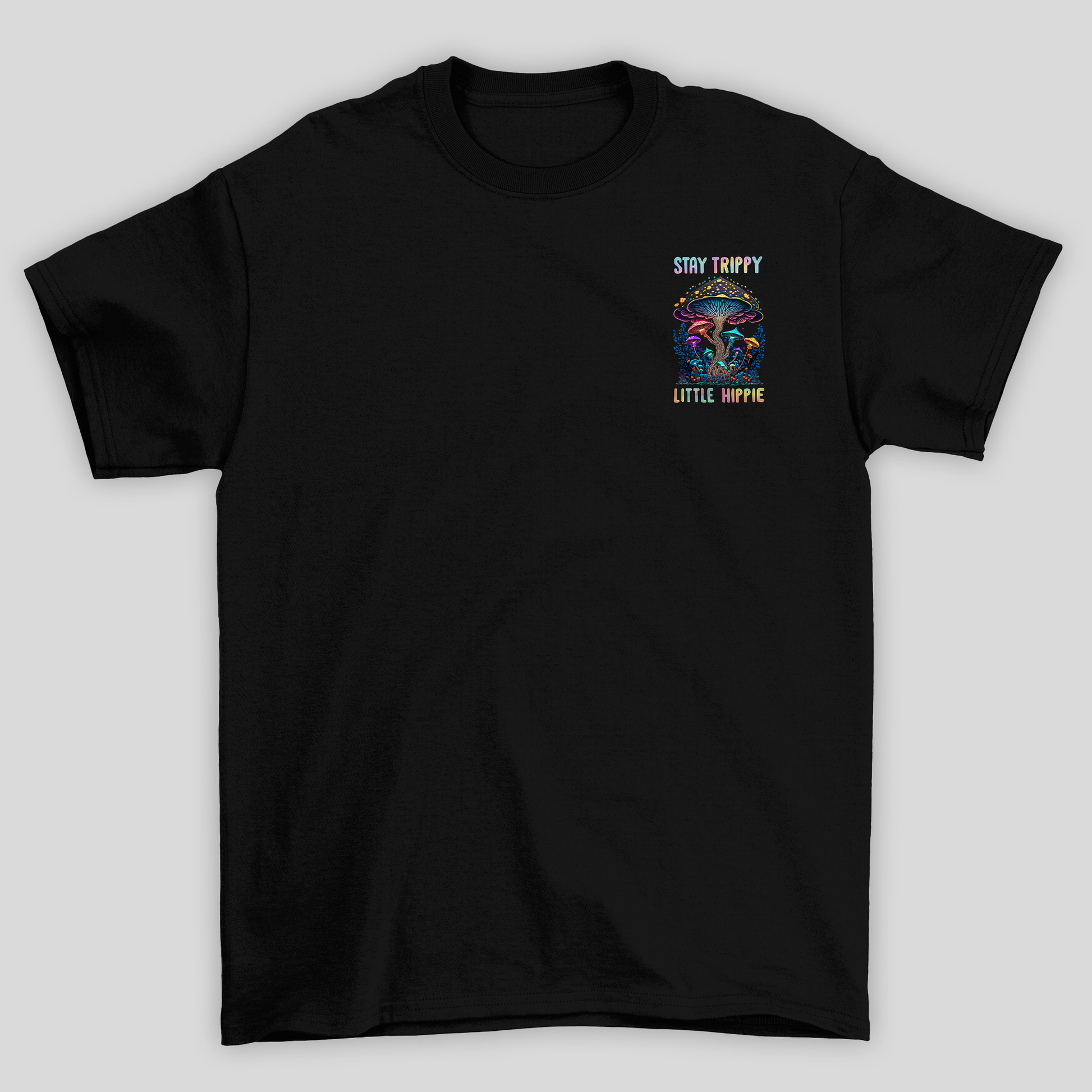 Camiseta Básica Stay Trippy Little hippie Cogumelos Mágicos - PRETO 