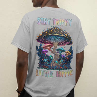 Camiseta Básica Stay Trippy Little hippie Cogumelos Mágicos - CINZA 