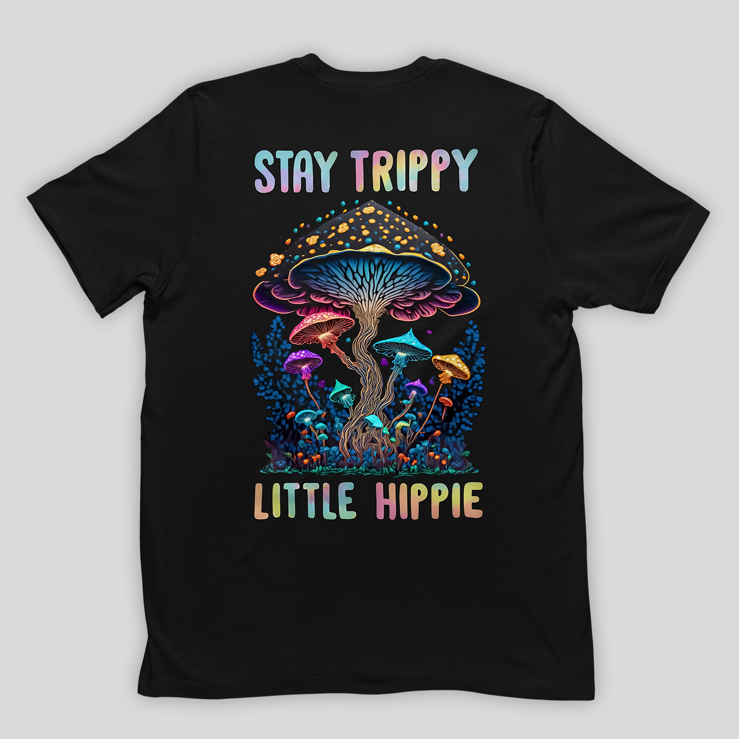 Camiseta Básica Stay Trippy Little hippie Cogumelos Mágicos - PRETO 