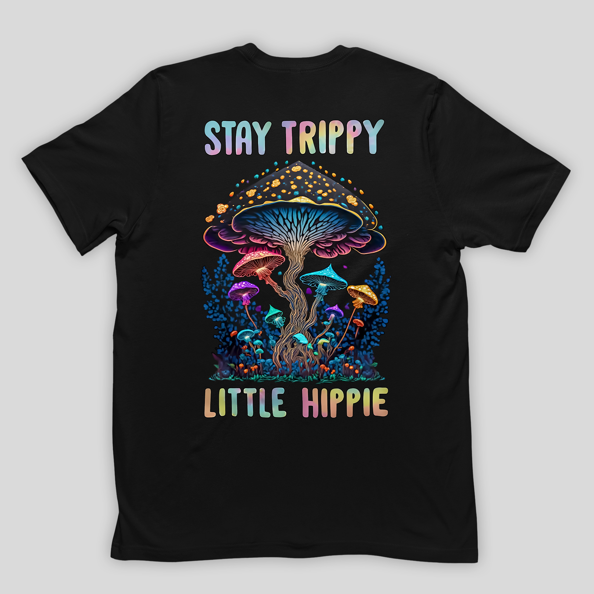 Camiseta Básica Stay Trippy Little hippie Cogumelos Mágicos - PRETO 
