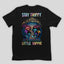 Camiseta Básica Stay Trippy Little hippie Cogumelos Mágicos - PRETO 