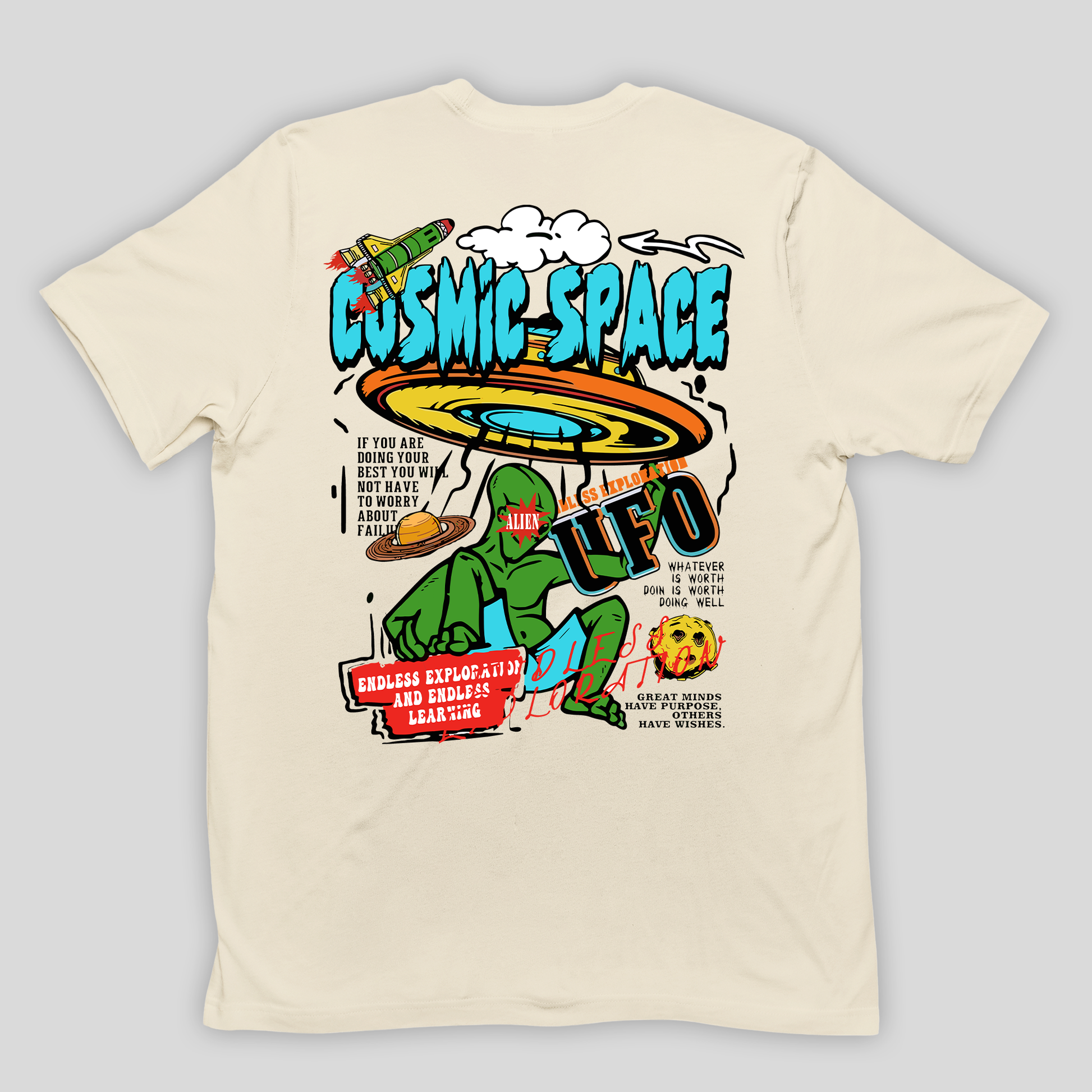 camiseta básica pérola com estampa de alien e disco voador