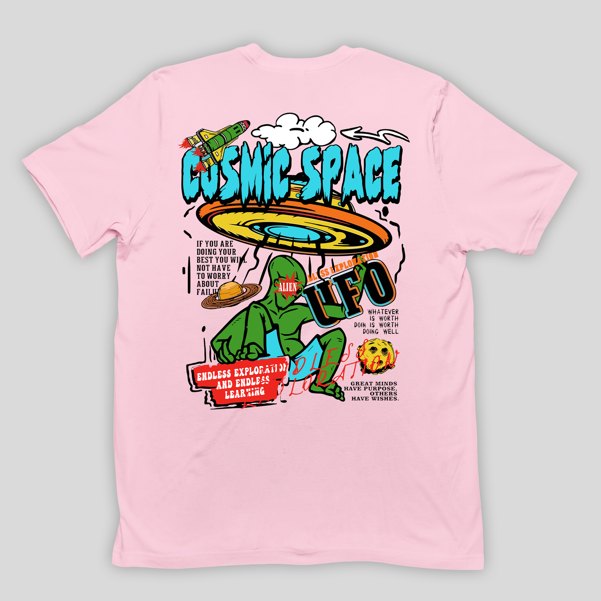 camiseta básica rosa bebê com estampa de alien e disco voador