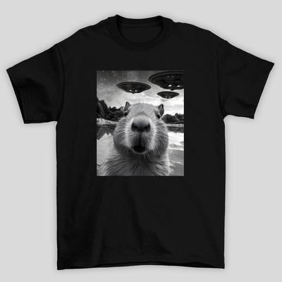 camiseta básica preta estampada com capivara e ovnis 