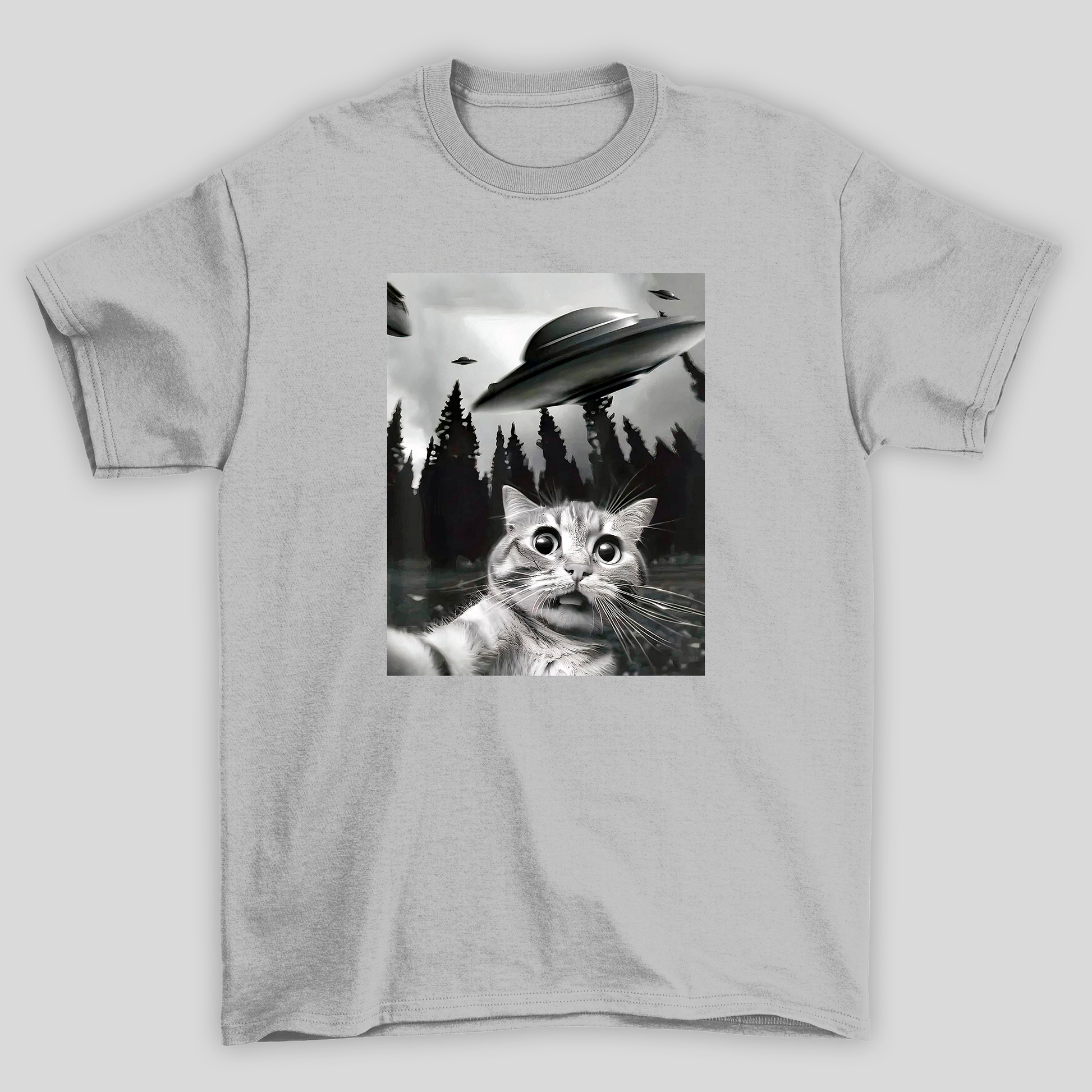 camiseta básica cinza com estampa de gato ovni
