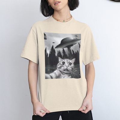 camiseta básica pérola com estampa de gato ovni