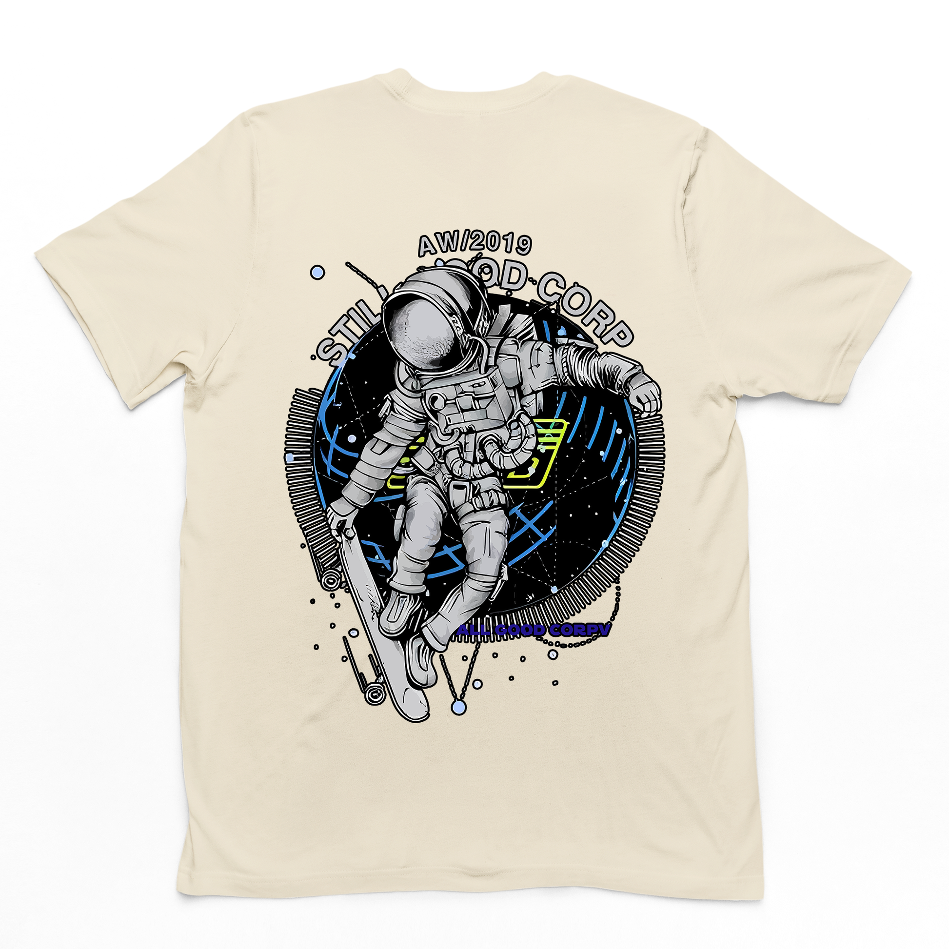 Camiseta Básica Algodão Astronauta Andando de Skate- Pérola