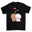 camiseta básica preta estampa ursinhos se abraçando