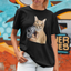 Camiseta básica com estampa gato segurando arma- Preto