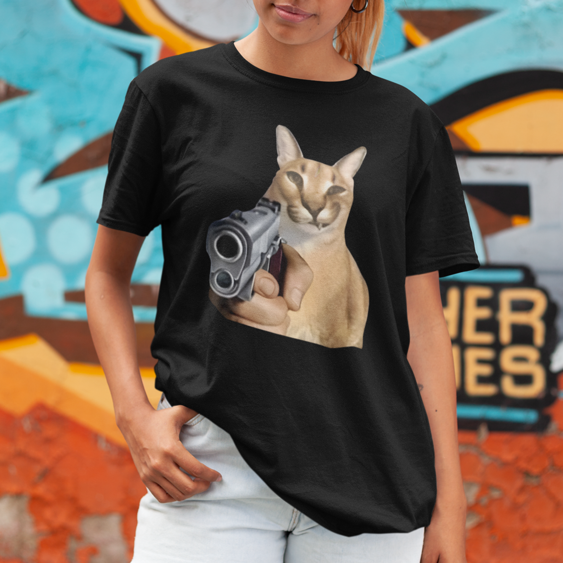 Camiseta básica com estampa gato segurando arma- Preto