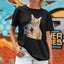 Camiseta básica com estampa gato segurando arma- Preto