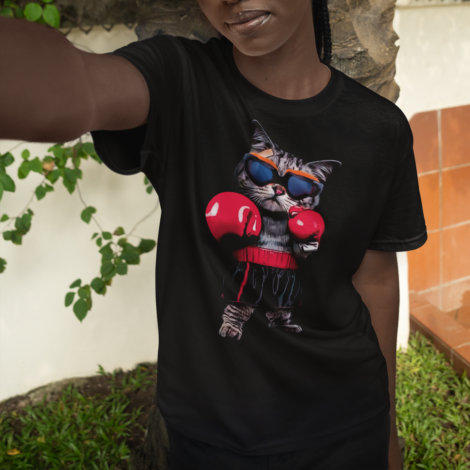 Camiseta básica com estampa de gato com luvas de boxe- Preto