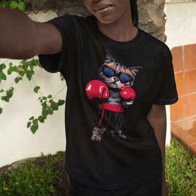 Camiseta básica com estampa de gato com luvas de boxe- Preto