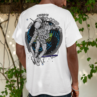 Camiseta Básica Algodão Astronauta Andando de Skate- Branco 
