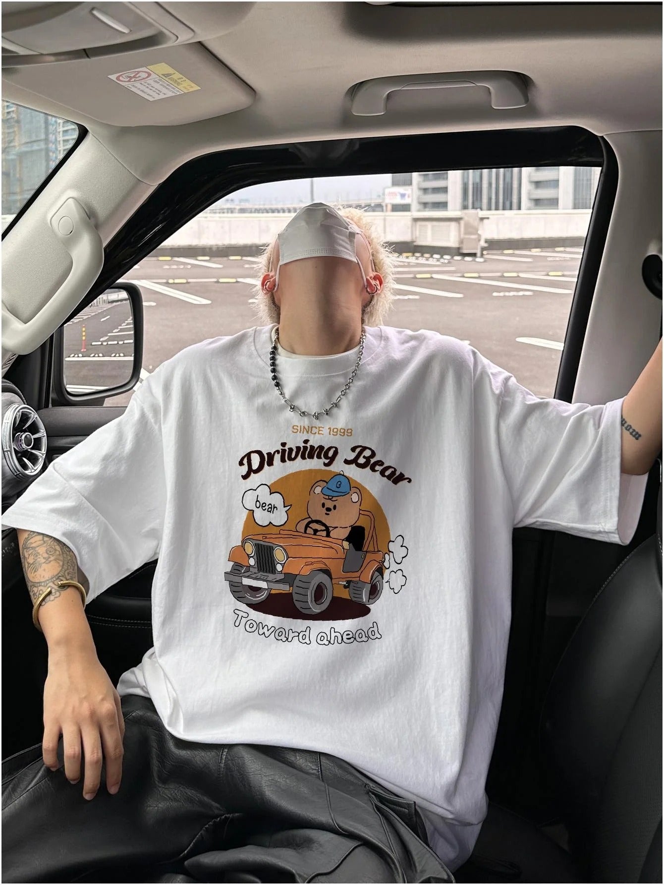 Camiseta Básica Unissex Com Estampa  Ursinho Dirigindo Carro - Branco