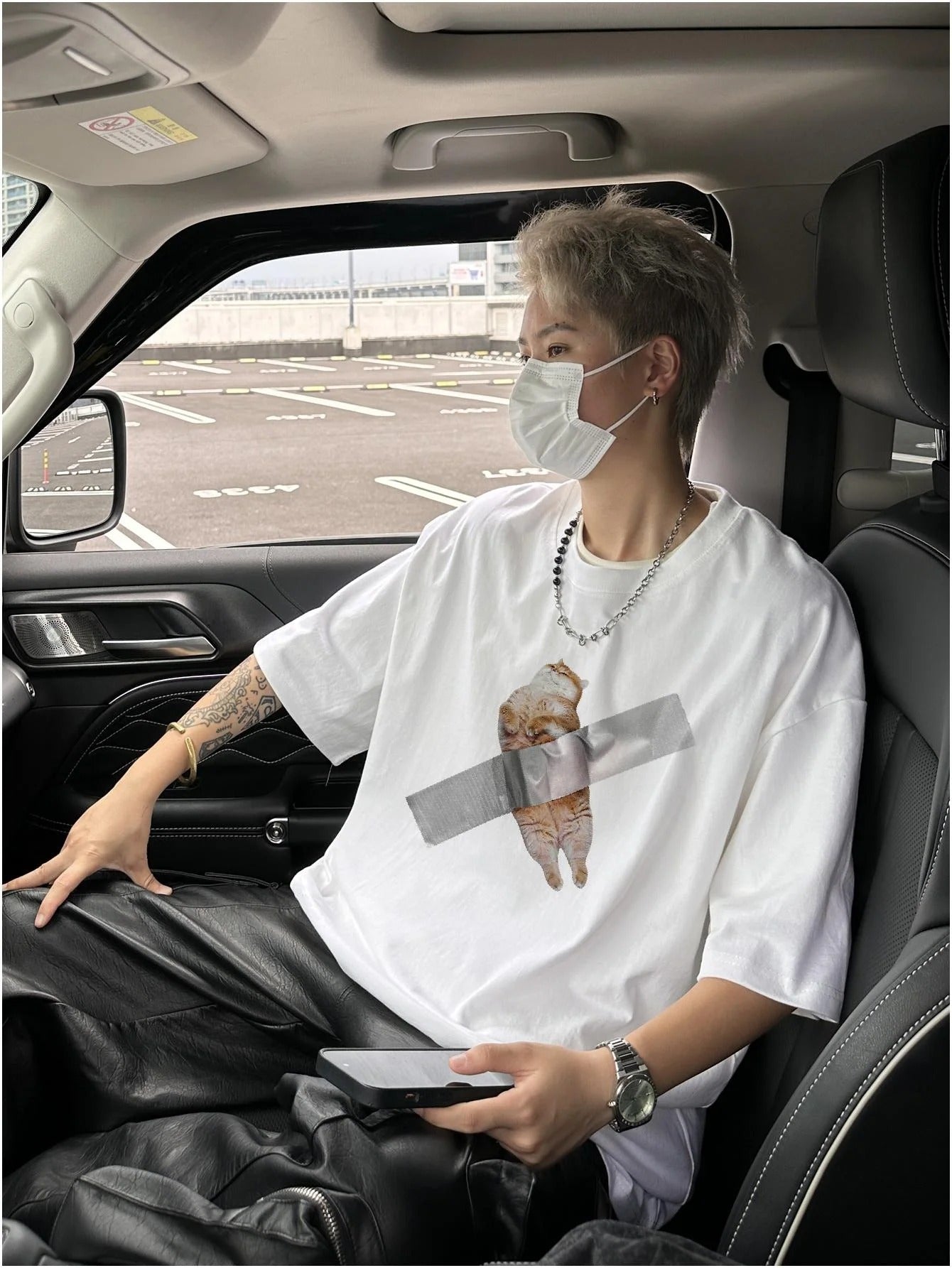 Camiseta Básica Unissex Com Estampa Gatinho Preso Na Fita- BRANCO