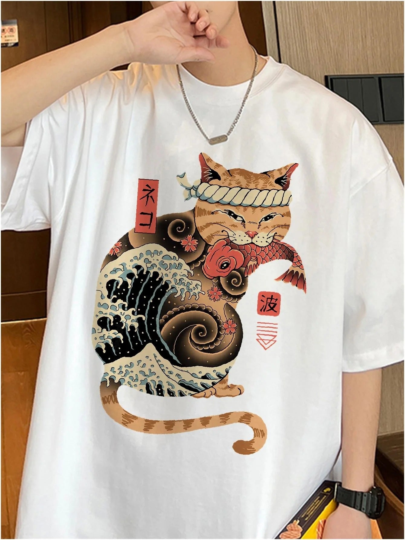 Camiseta Básica Unissex Com Estampa Gato Japonês Comendo Peixe- BRANCO