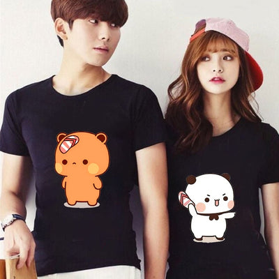Camiseta Básica Casal Estampa Ursinho Nervoso tacando a chinela no outro - Preto