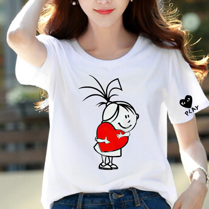 Camiseta Básica Feminina Estampa Menina Segurando Coração
