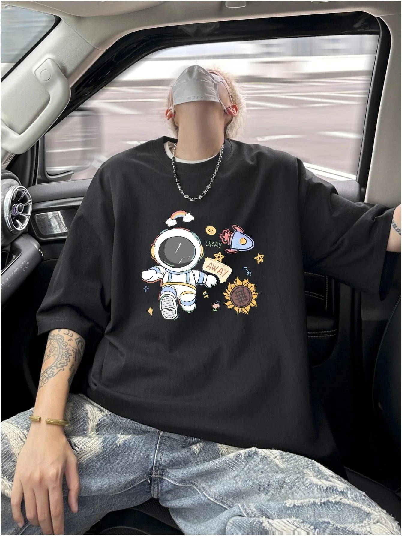 Camiseta Básica Unissex Com Estampa Astronauta Andando Pelo Espaço-preto