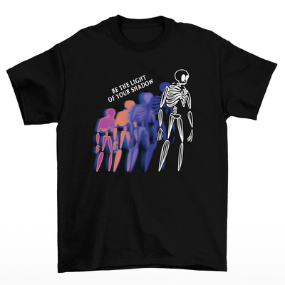 Camiseta Básica Unissex Be The Light Of Your Shadow - preto