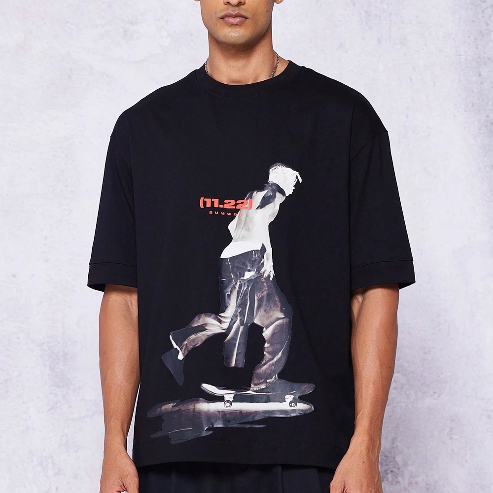 Camiseta Básica Unissex  Homem Andando De Skate- Preto