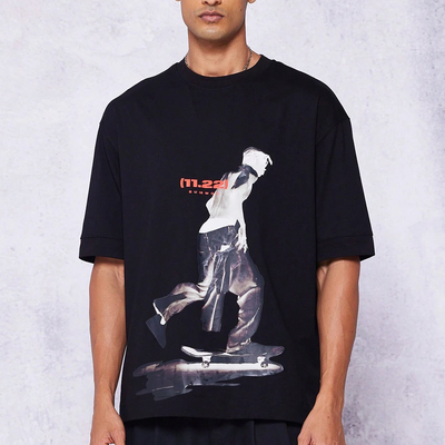Camiseta Básica Unissex  Homem Andando De Skate- Preto
