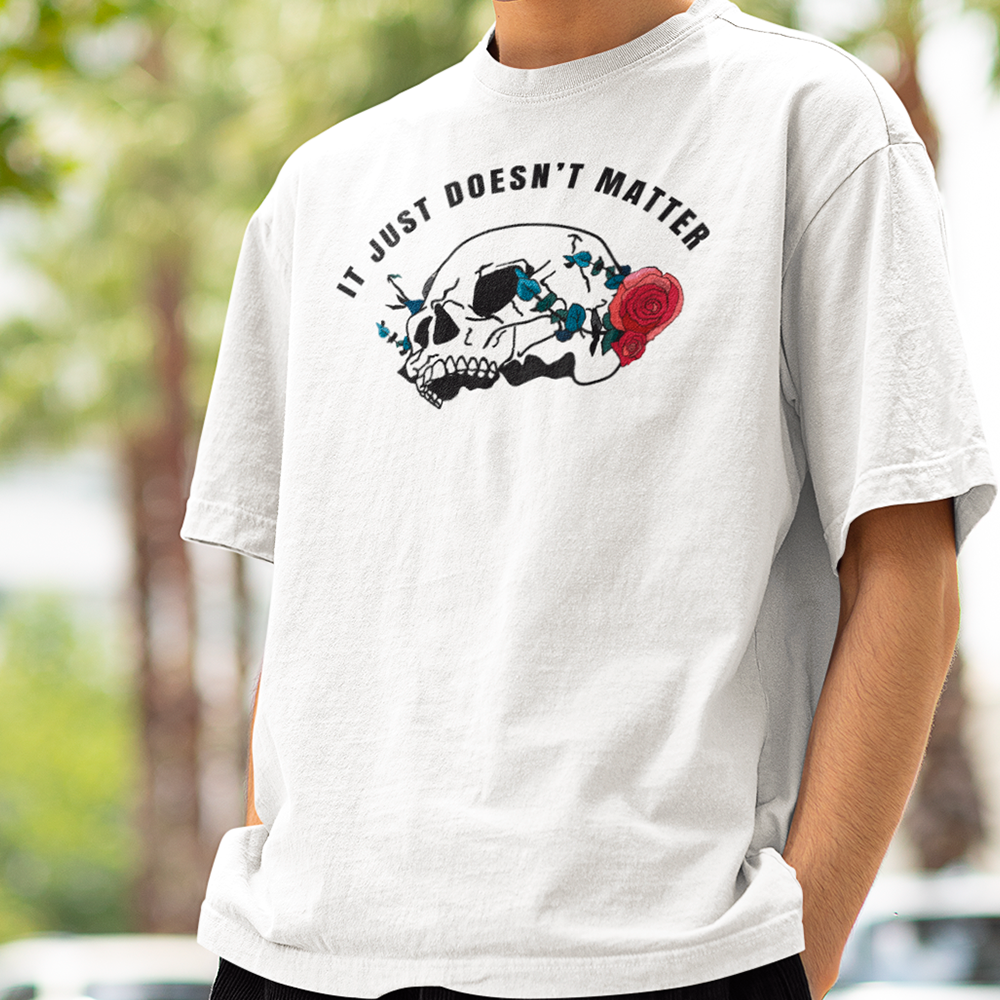Camiseta Básica Unissex It Just Doesn't Matter Skull Rose - branco