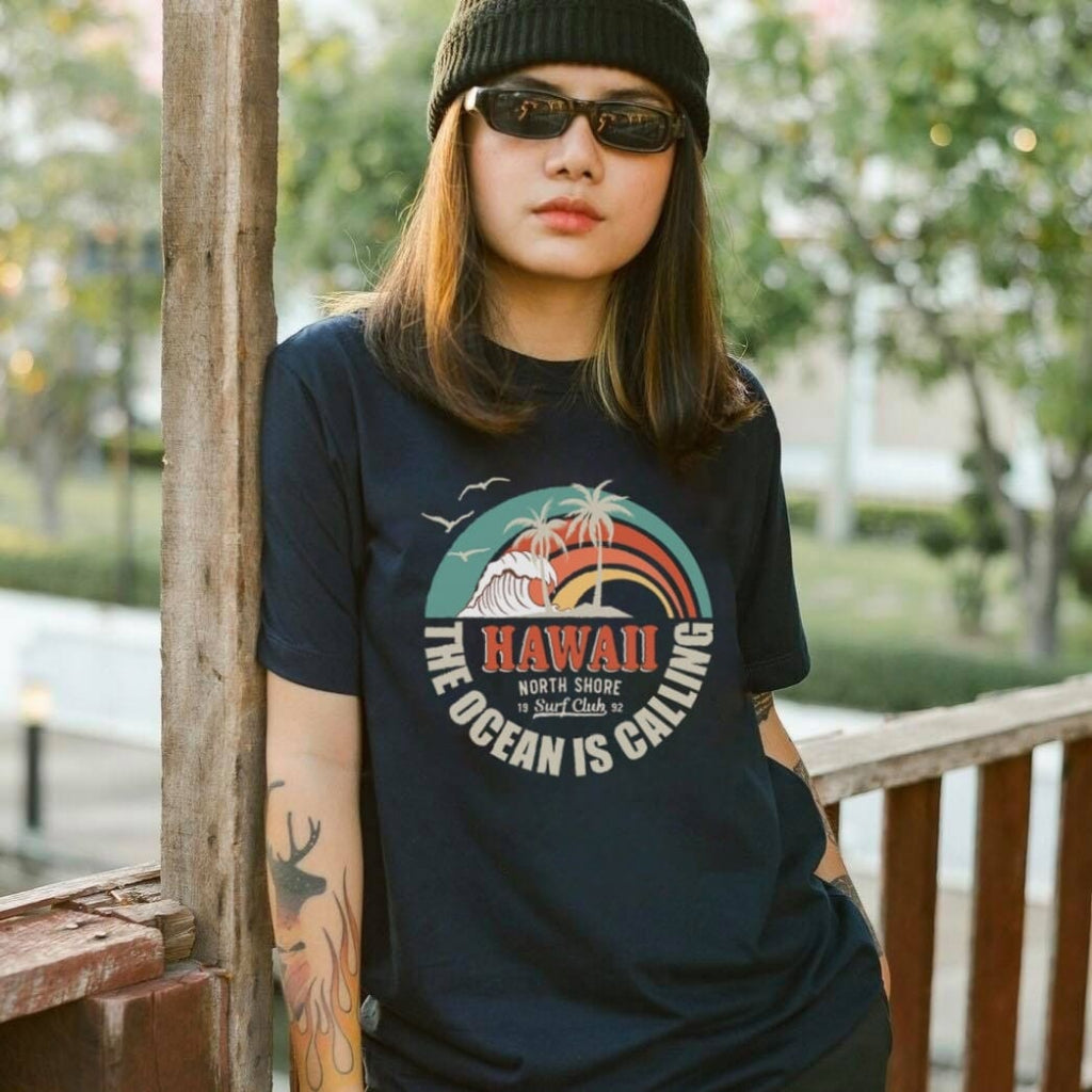 Camiseta Básica Feminina  com estampa Hawaii The Ocean Is Calling - Preto 