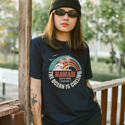 Camiseta Básica Feminina  com estampa Hawaii The Ocean Is Calling - Preto 