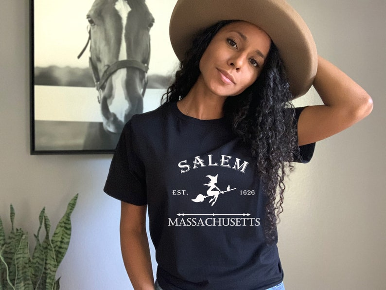 Camiseta Básica Halloween Salem Massachusetts Party