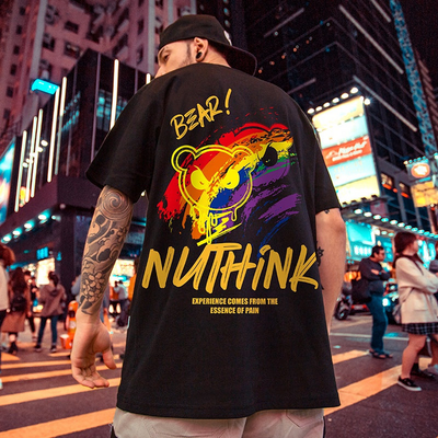 camiseta basica com estampa de urso arco iris -  preta