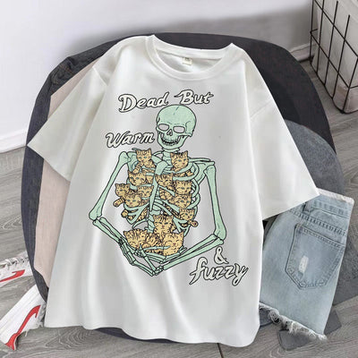 Camiseta Básica Esqueleto com Gatos