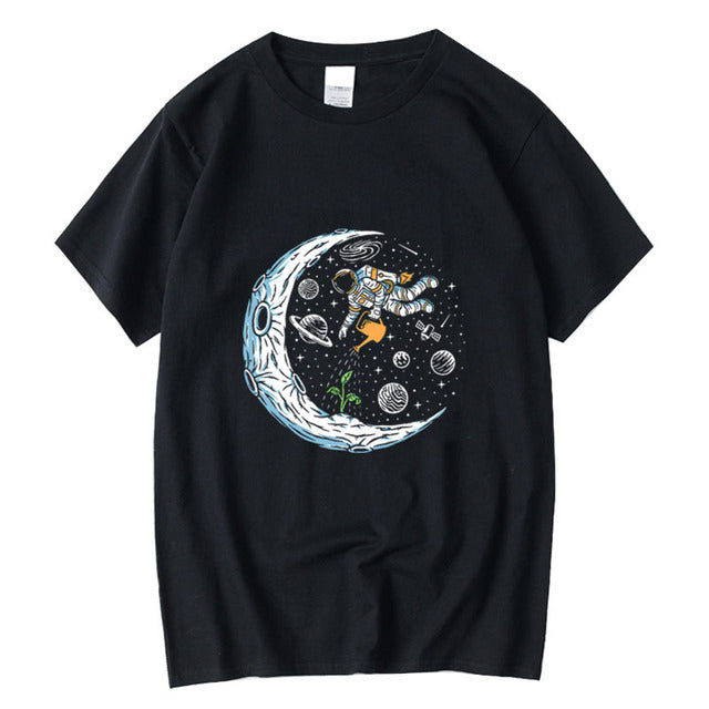 Camiseta Básica Astronauta Regando Lua