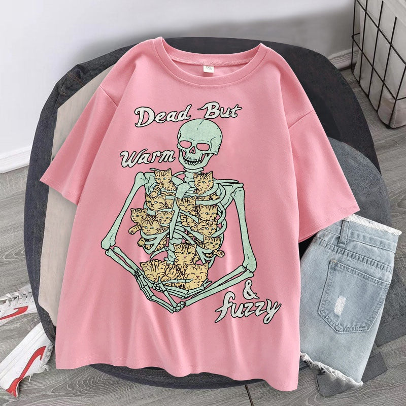 Camiseta Básica Esqueleto com Gatos