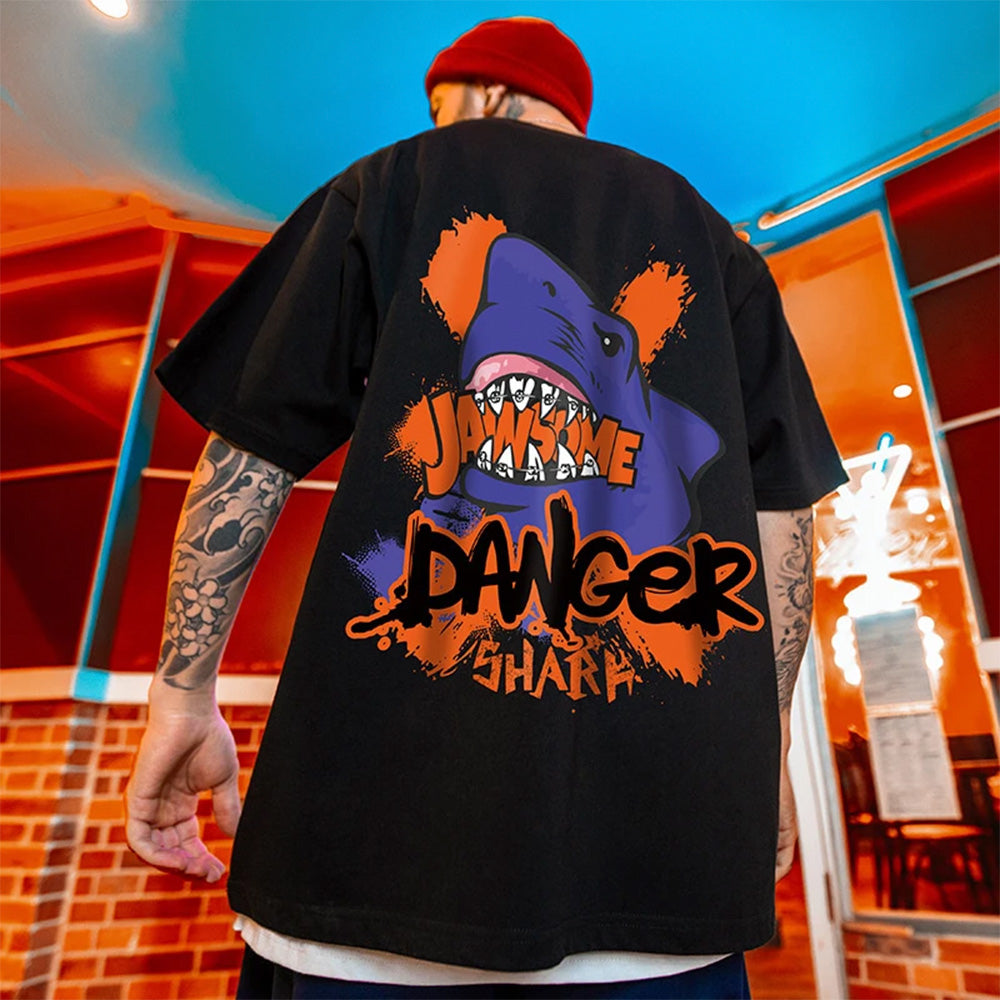 camiseta básica com estampa tubarão -  Preto