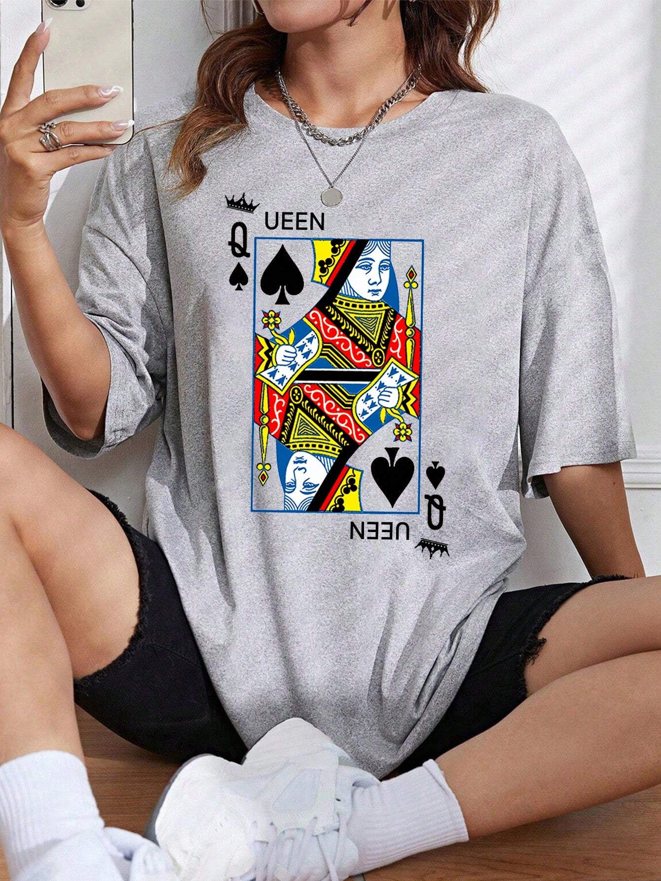 Camiseta Básica Com Estampa Rainha De Espadas