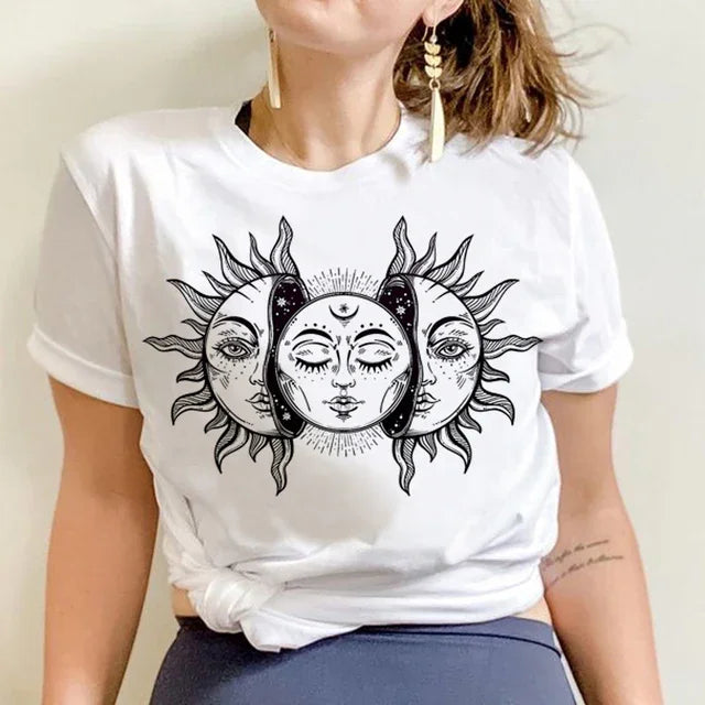 Camiseta básica com estampa lua e sol- branco 